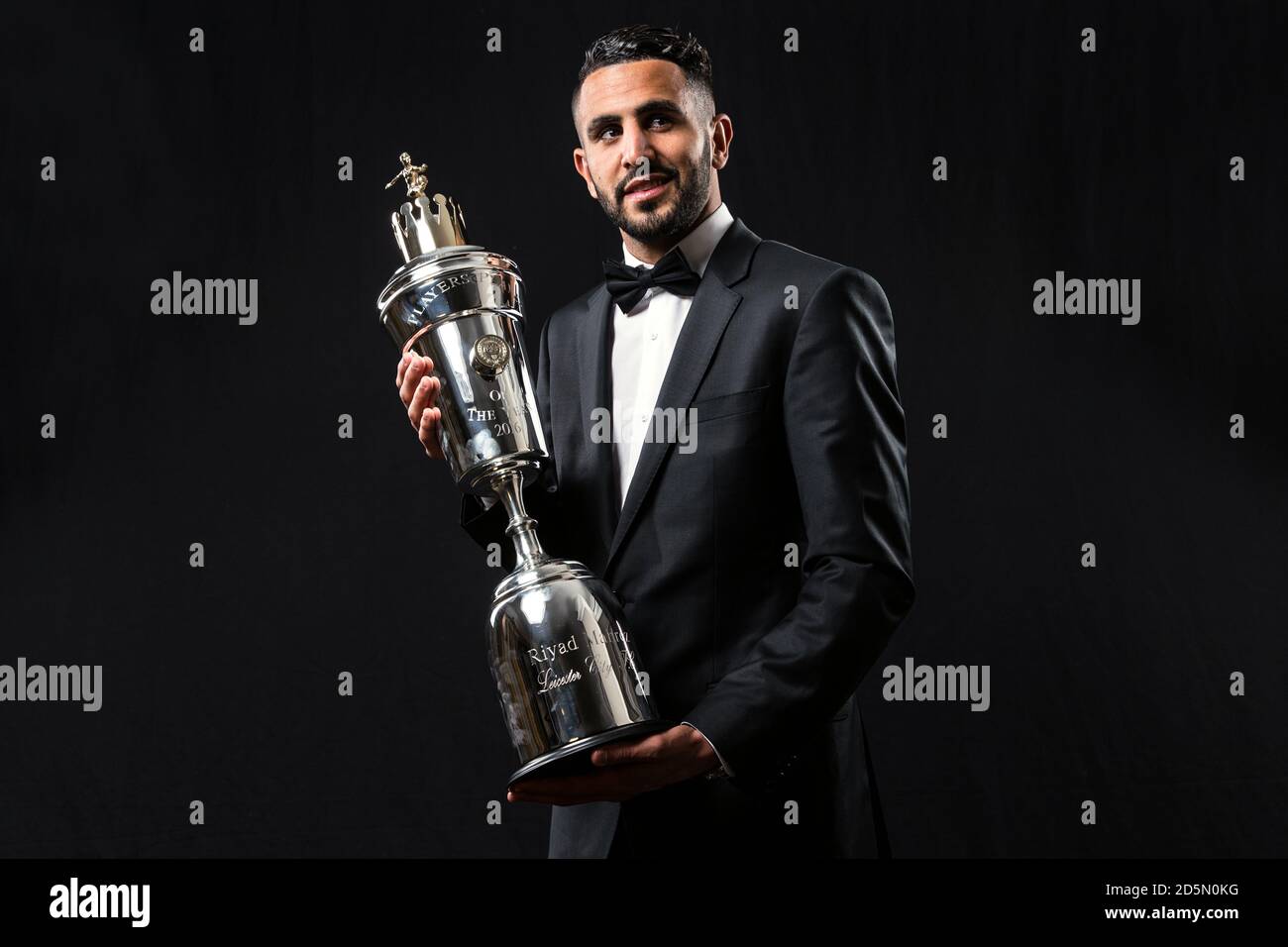 Il Riyad Mahrez di Leicester City ha ricevuto il premio PFA Player of the Year durante i premi PFA 2016 al Grosvenor House Hotel di Londra. Foto Stock