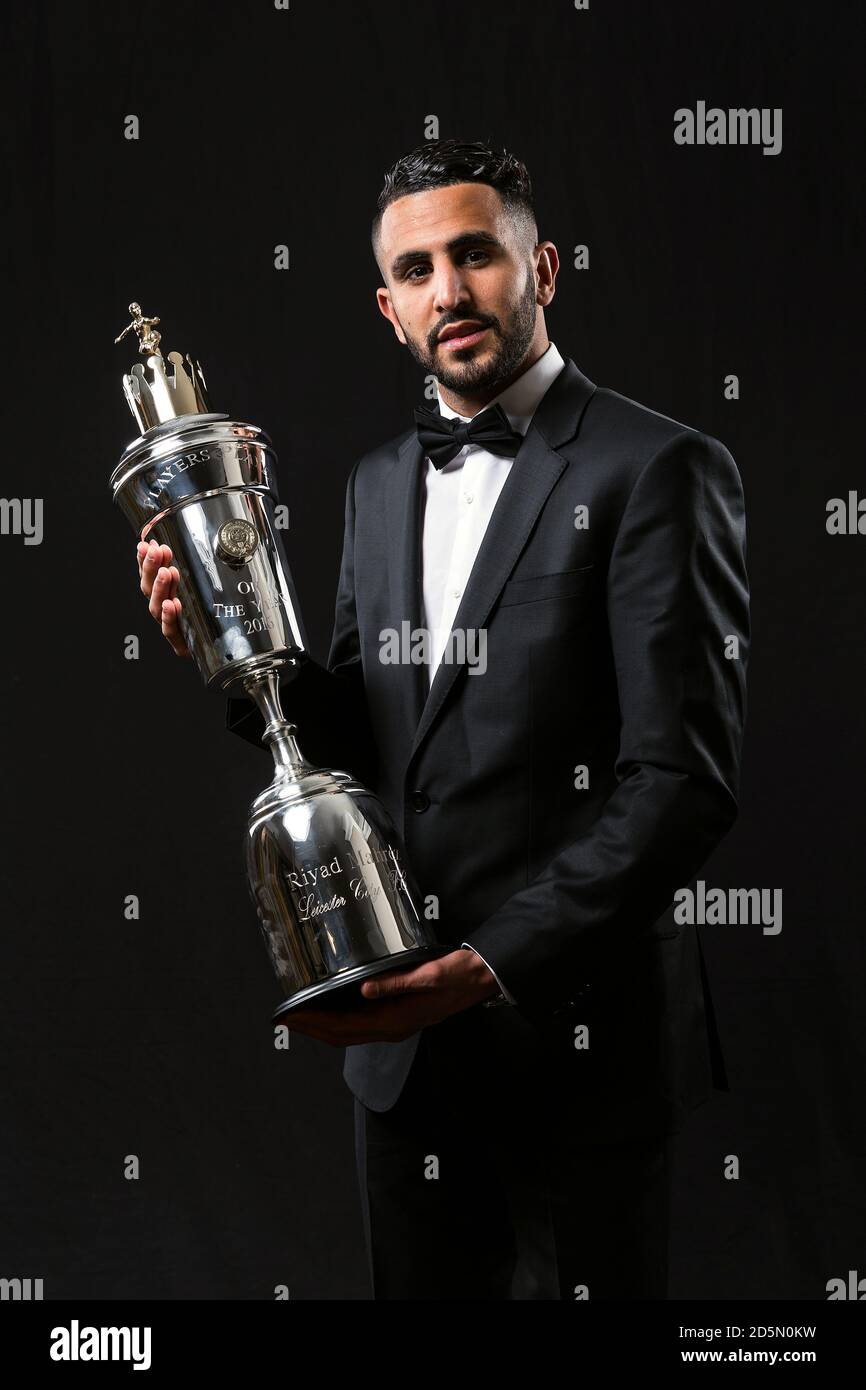 Il Riyad Mahrez di Leicester City ha ricevuto il premio PFA Player of the Year durante i premi PFA 2016 al Grosvenor House Hotel di Londra. Foto Stock