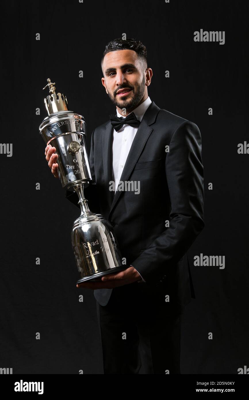 Il Riyad Mahrez di Leicester City ha ricevuto il premio PFA Player of the Year durante i premi PFA 2016 al Grosvenor House Hotel di Londra. Foto Stock