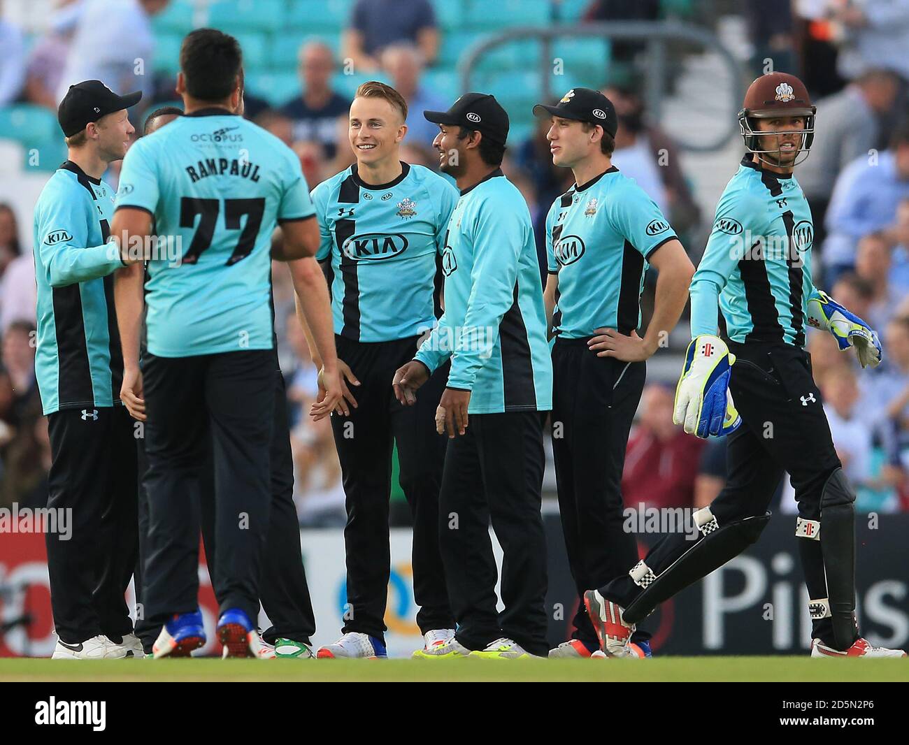 I giocatori del Surrey celebrano la partita di wicket Foto Stock