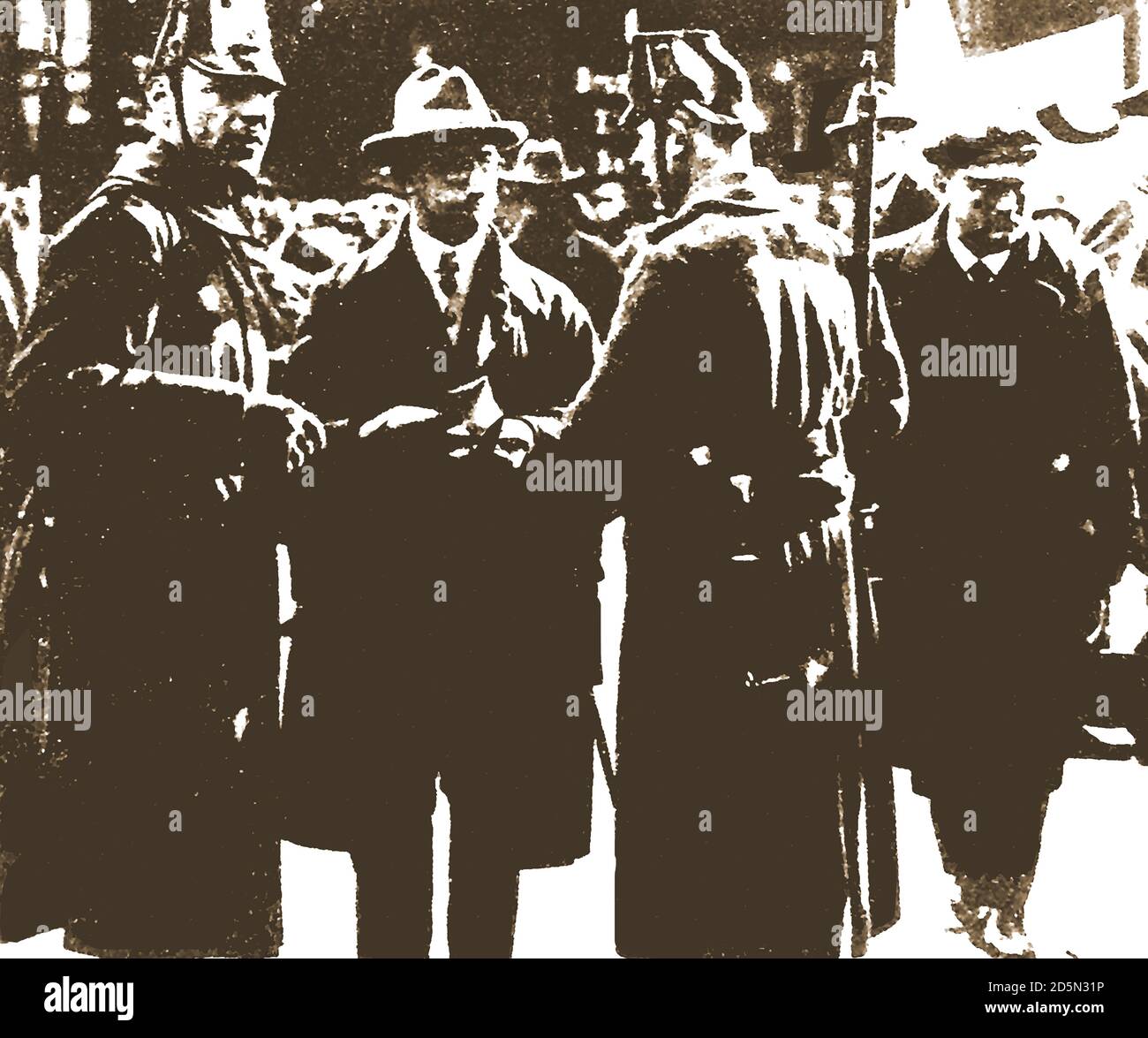 Una foto presumibilmente segreta scattata in Germania nel 1923 - durante un periodo simile alla legge marziale, la polizia militare / polizia di sicurezza sono visti controllare i documenti di identità dei cittadini in strada prima di Hitler fallito Hitlerputsch. Foto Stock
