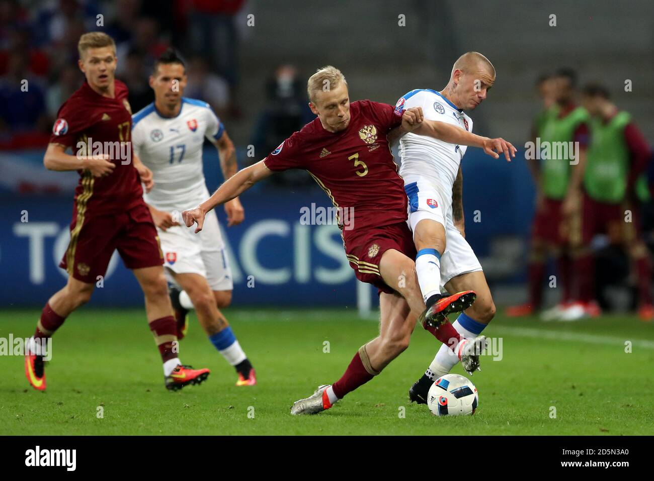 Igor Smolnikov (a sinistra) e Vladimir Weiss (a destra) della Slovacchia per la sfera Foto Stock