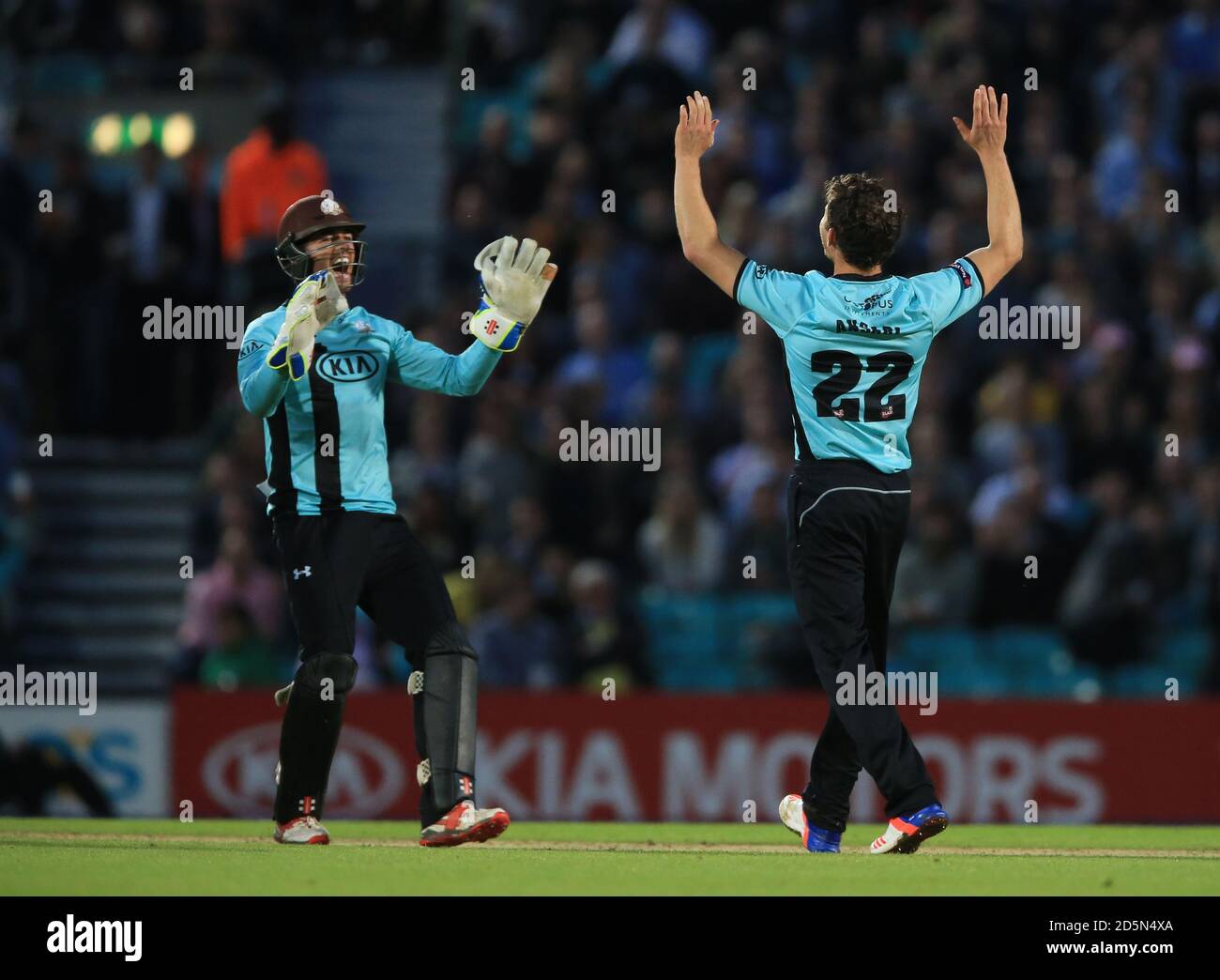 Il Surrey's Zafar Ansari (a destra) festeggia con ben Foakes dopo aver preso il wicket del Toby Roland-Jones di Middlesex. Foto Stock