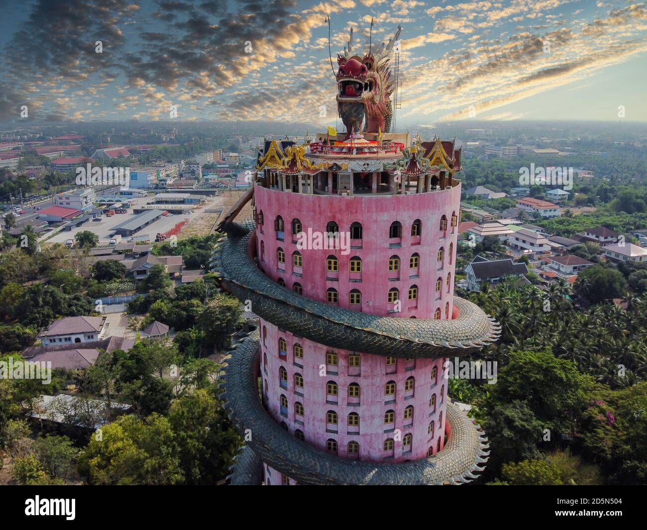 Veduta aerea del Tempio del Drago di Wat Samphran nel quartiere di Sam Phran nella provincia di Nakhon Pathom vicino a Bangkok, Tailandia. Foto Stock