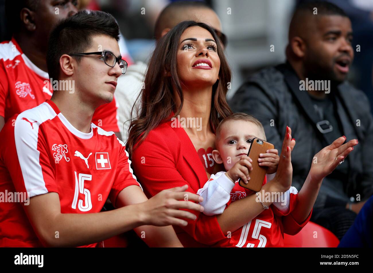 Erjona Sulejmani, fidanzata di Blerim Dzemaili e del loro figlio Luan (a destra) negli stand prima del gioco. Foto Stock