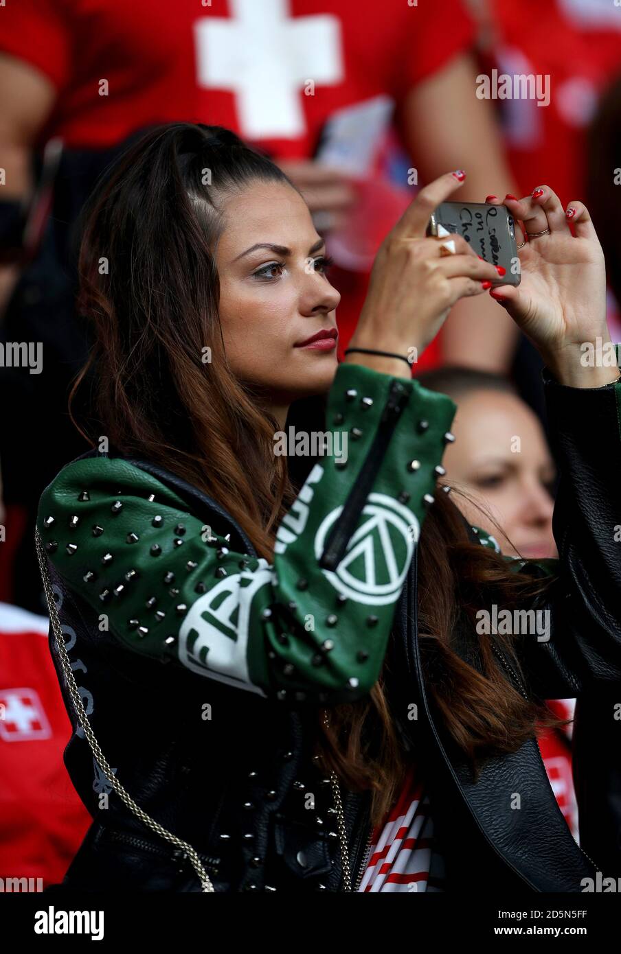 Amina, fidanzata della svizzera Haris Seferovic negli stand prima del gioco. Foto Stock