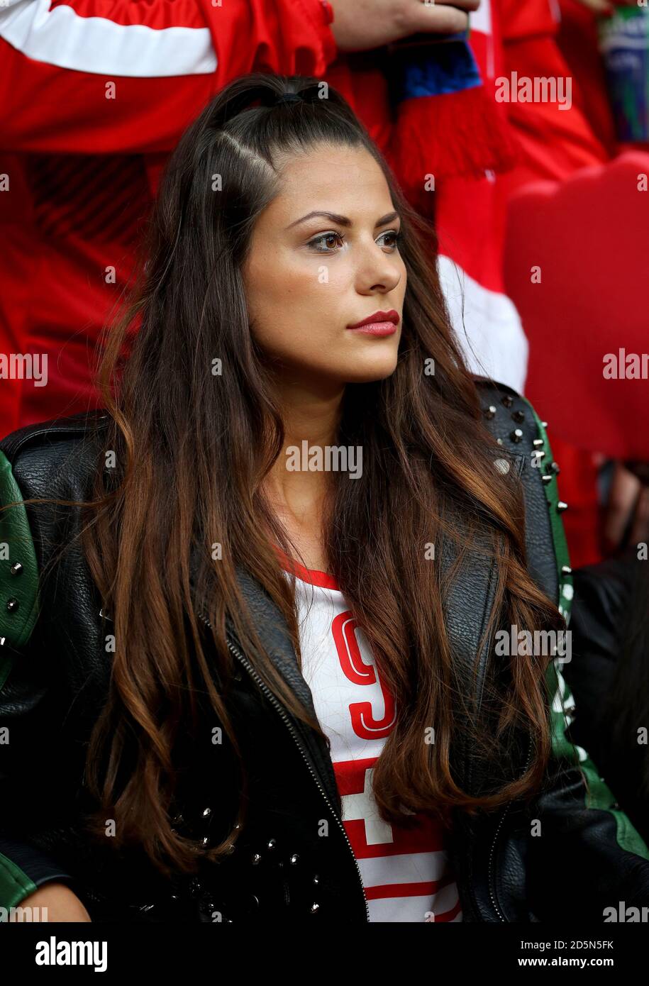 Amina, fidanzata della svizzera Haris Seferovic negli stand prima del gioco. Foto Stock