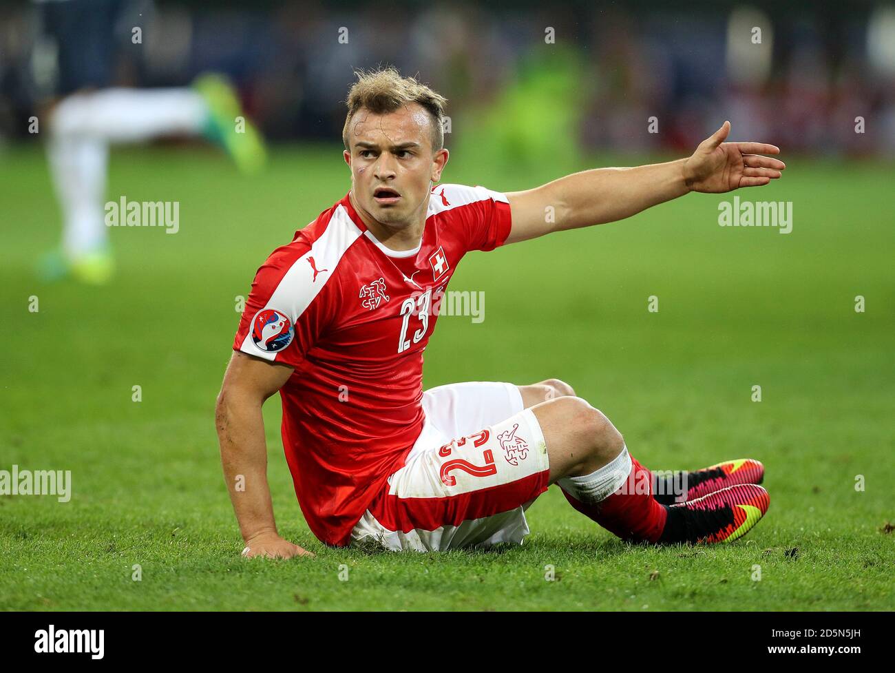 Il svizzero Xherdan Shaqiri si appella dopo una sfida Foto Stock