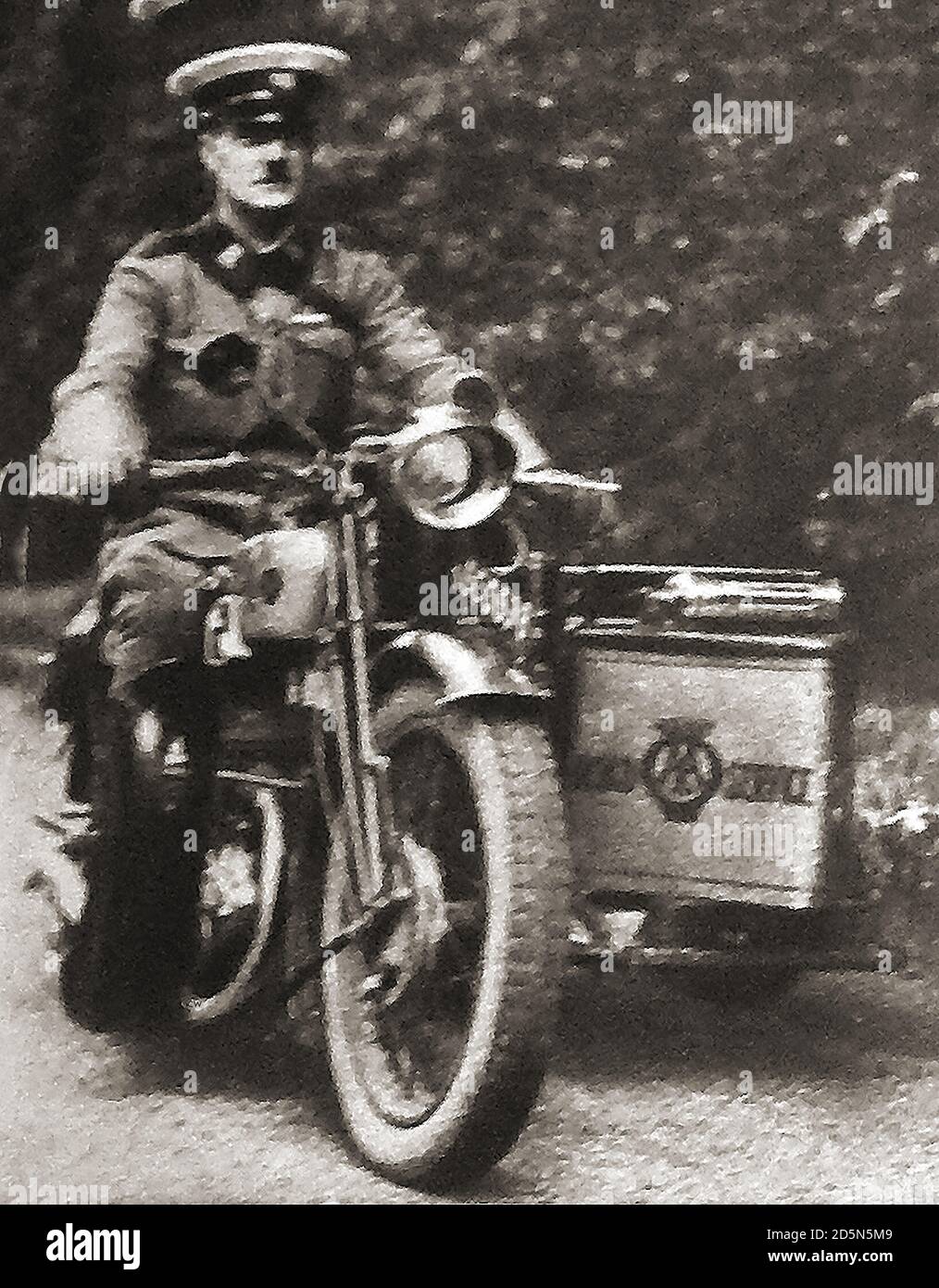 1932 (una vecchia foto istantanea ) i pattugliatori in uniforme del motociclo (meccanico) hanno sostituito il vecchio ciclo AA Scouts. Storicamente, il 19 giugno 1905, Charles Jarrott e Walter Gibbons, Charles Jarrott, Ludwig Schlentheim & Alfred Harrismet si sono incontrati al Lyons Trocadero Restaurant di Shaftesbury Avenue, Londra, per formare la "The Motorists' Mutual Association" (MMA).solo una settimana dopo, il 26 giugno, Il comitato MMA ha cambiato nome in Associazione Automobile. Foto Stock