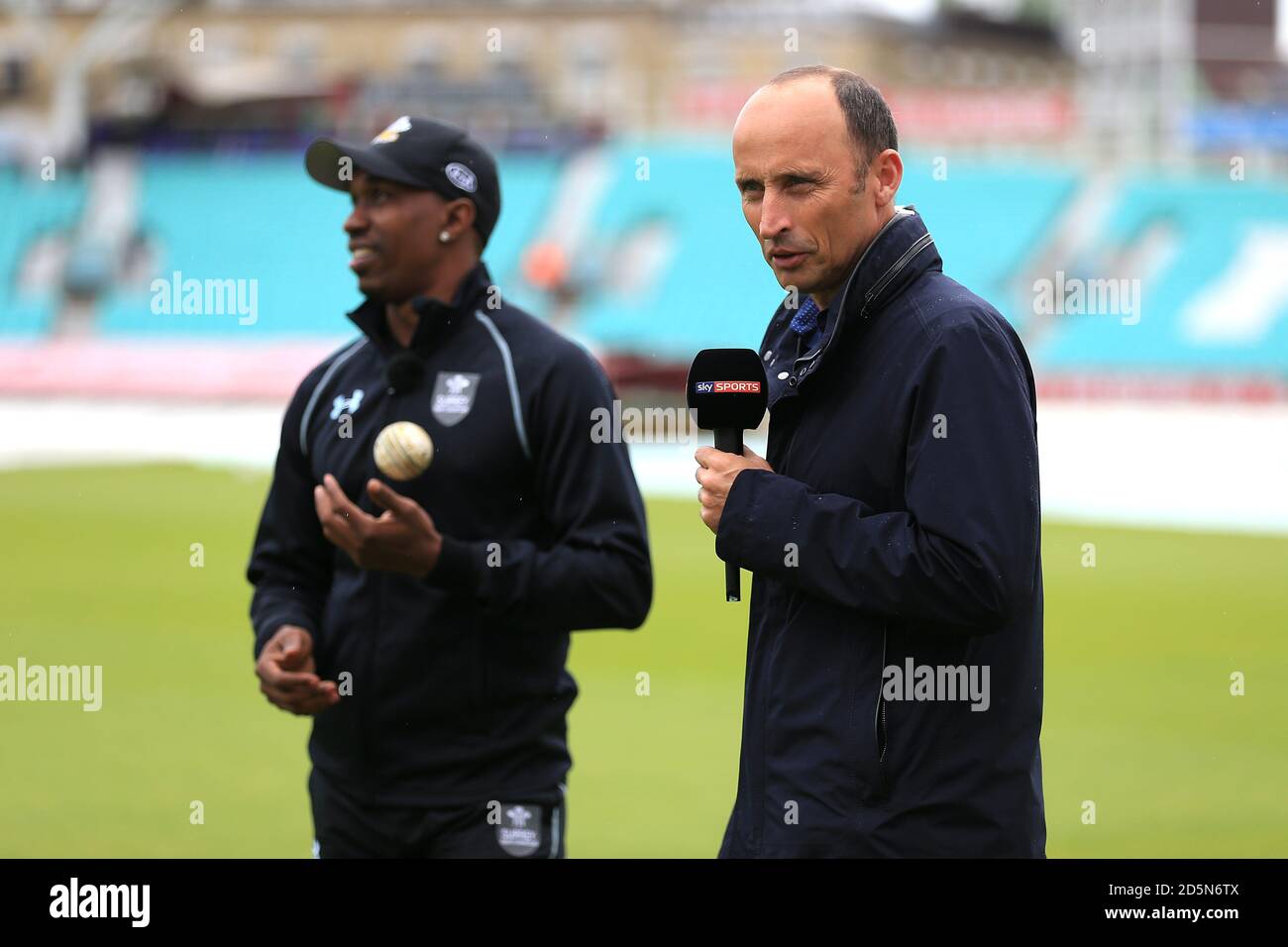 Il commentatore di Sky Sports Nasser Hussain (a destra) con Dwayne Bravo di Surrey Foto Stock