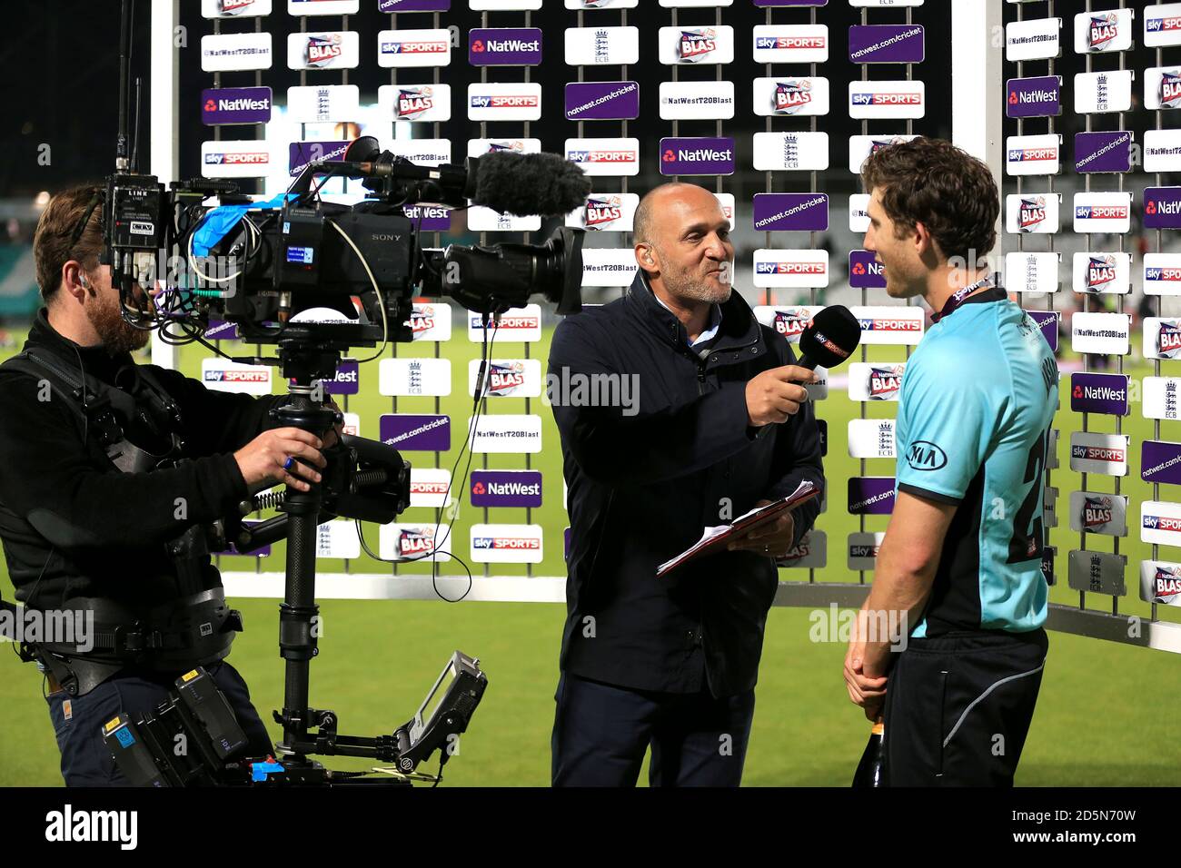 Mark Butcher intervista l'uomo della partita di Surrey Zafar Ansari (destra) Foto Stock