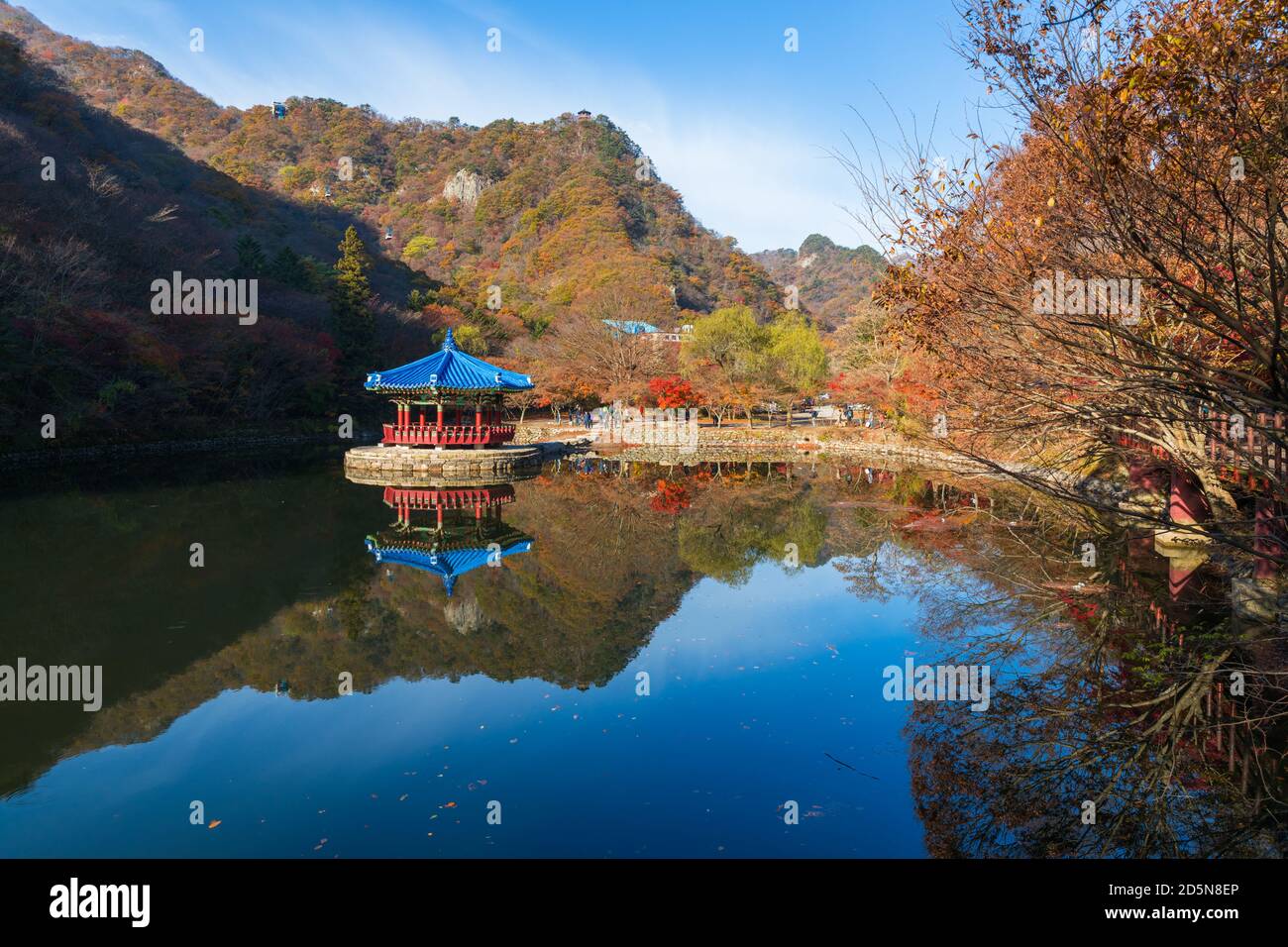 Naejangsan National Park, Jeollabuk-do, Corea del Sud - 12 novembre 2019: Scenario autunnale. Il Parco Nazionale di Naejangsan si riflette nell'acqua. Foto Stock