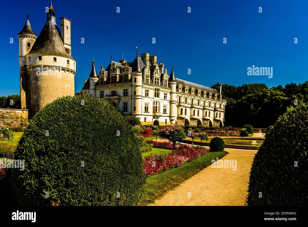 Nella bellezza: Chenonceaux/Valle della Loira/Francia - 25 2016 agosto: Una coppia a piedi in Château de Chenonceau in un pomeriggio tranquillo. Foto Stock