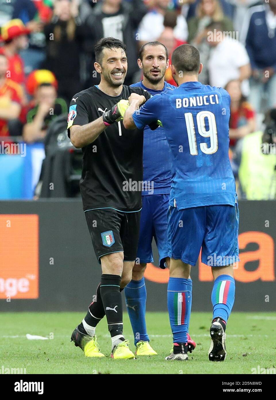 (Da sinistra a destra) il portiere italiano Gianluigi Buffon, Giorgio Chiellini e Leonardo Bonucci festeggiano la vittoria dopo il fischio finale Foto Stock