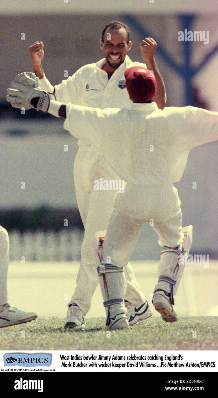 Jimmy Adams, il bowler delle Indie Occidentali, celebra la cattura di Mark Butcher in Inghilterra Con il guardiano del wicket David Williams Foto Stock