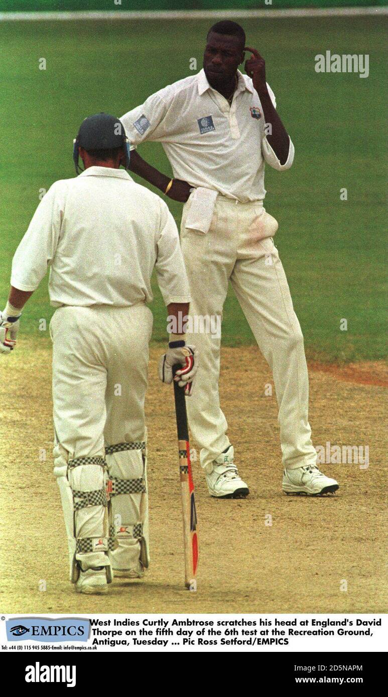 West Indies maledetto Ambrogio (destra) graffia la testa a quella dell'Inghilterra Mark Ramprakash (sinistra) Foto Stock