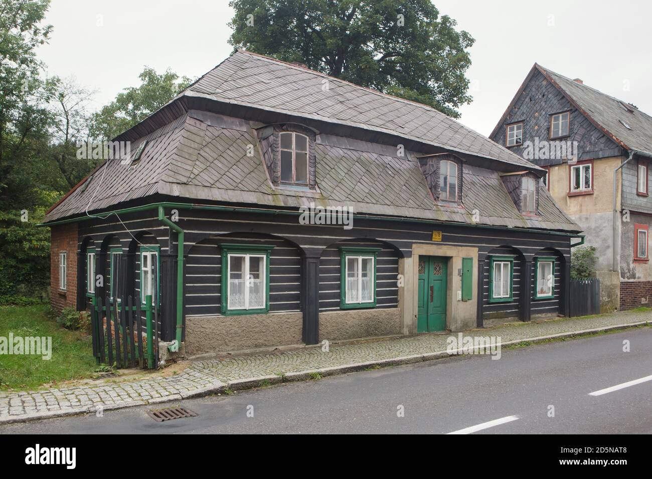 Casa tradizionale in legno (roubenka) tipica per l'architettura popolare nei Monti Lusaziani a Jiřetín pod Jedlovou nella Boemia settentrionale, Repubblica Ceca. Foto Stock
