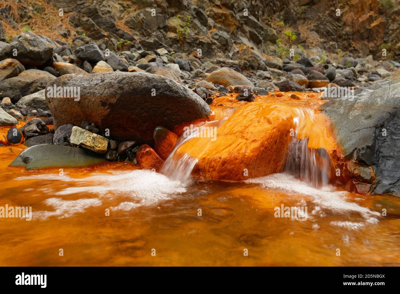 Piccolo fiume in un'area vulcanica, colorato di colore con acqua minerale, vista dettagliata con profondità - Ubicazione: Spagna, Isole Canarie, la Palma, Cascada de Foto Stock