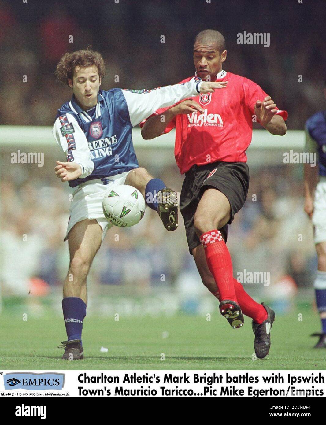 Mark Bright di Charlton Atletic combatte con Mauricio Taricco di Ipswich Town Foto Stock