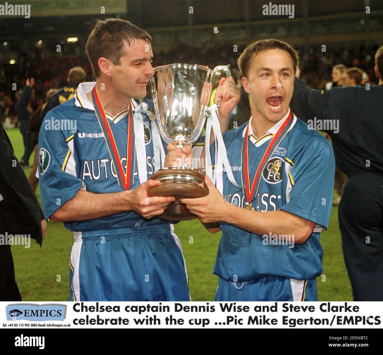 Il capitano del Chelsea Dennis Wise e Steve Clarke festeggiano con il tazza Foto Stock