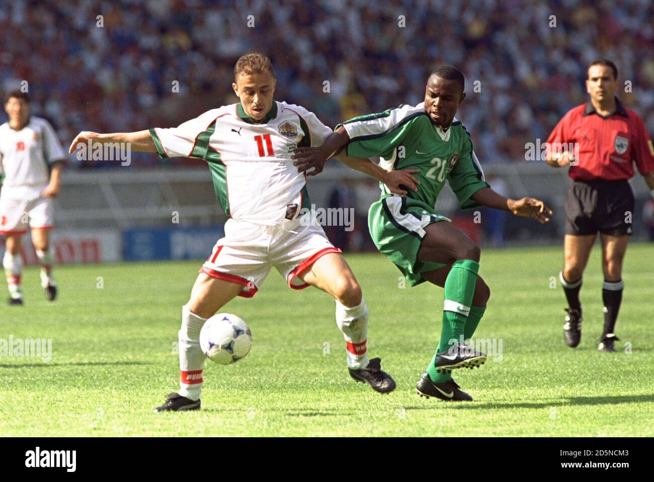 Ilian Iliev di Bulgaria (sinistra) combatte con Godwin Okpara della Nigeria (destra) Foto Stock