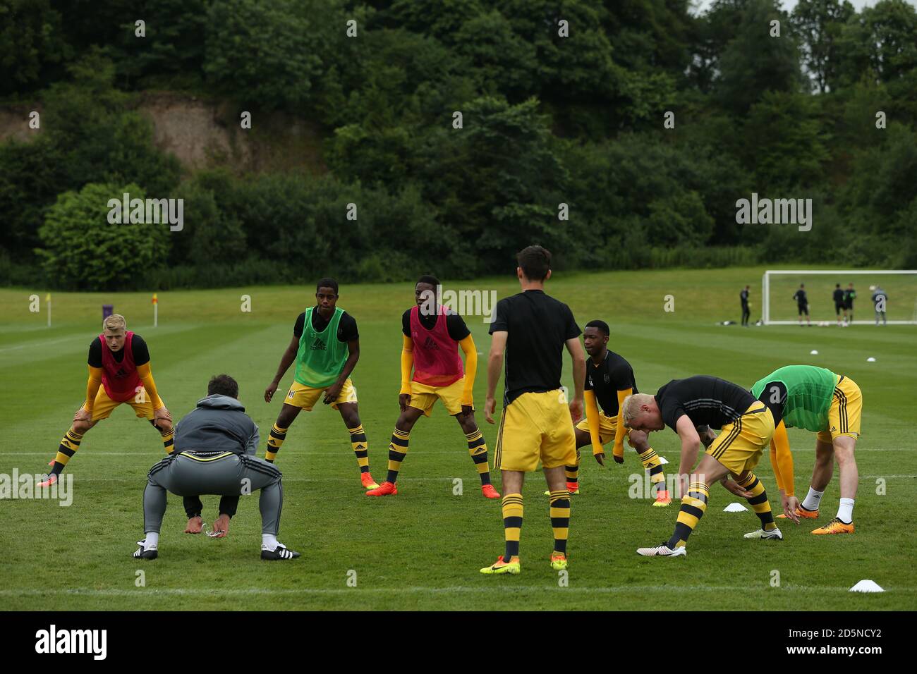 I giocatori di Fulham si riscaldano in vista del loro amichevole pre-stagione contro Cobh Rambers a FOTA Island, Cork, Repubblica d'Irlanda. Foto Stock