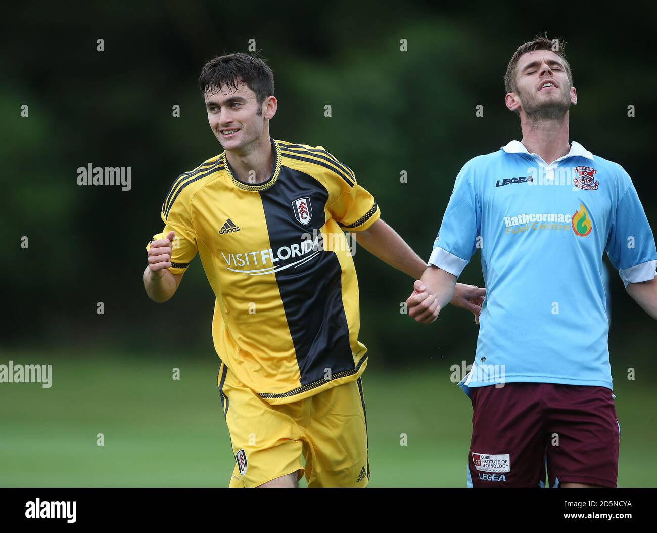 Lucas De la Torre di Fulham (a sinistra) celebra il suo primo gol al fianco contro Cobh Rambla durante il loro pre-stagione amichevole a Fota Island, Cork, Repubblica d'Irlanda. Foto Stock