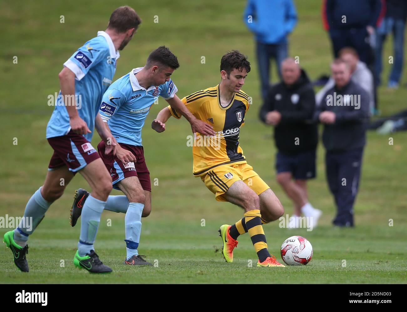 Fulham's Lucas De la Torre (a destra) in azione contro Cobh Rambers durante la loro pre-stagione amichevole a FOTA Island, Cork, Repubblica d'Irlanda. Foto Stock