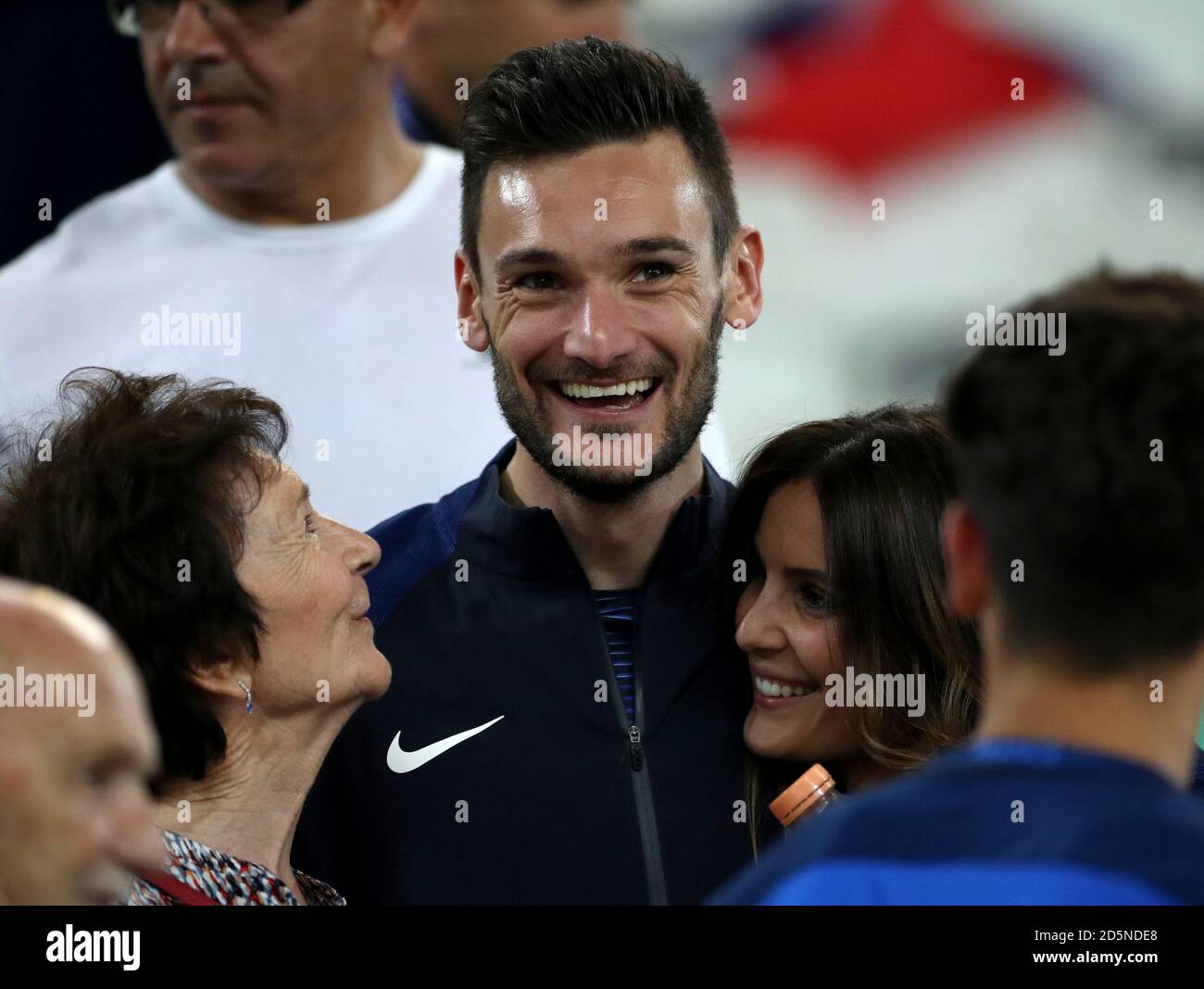 Il portiere francese Hugo Lloris festeggia con la moglie Marine e la madre Marie dopo il fischio finale Foto Stock