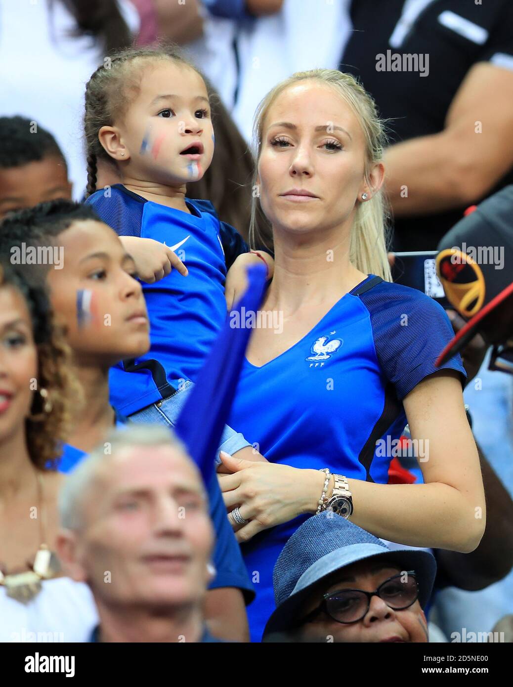 Sandra Evra, moglie del francese Patrice Evra con la loro figlia Maona negli stand prima del gioco. Foto Stock