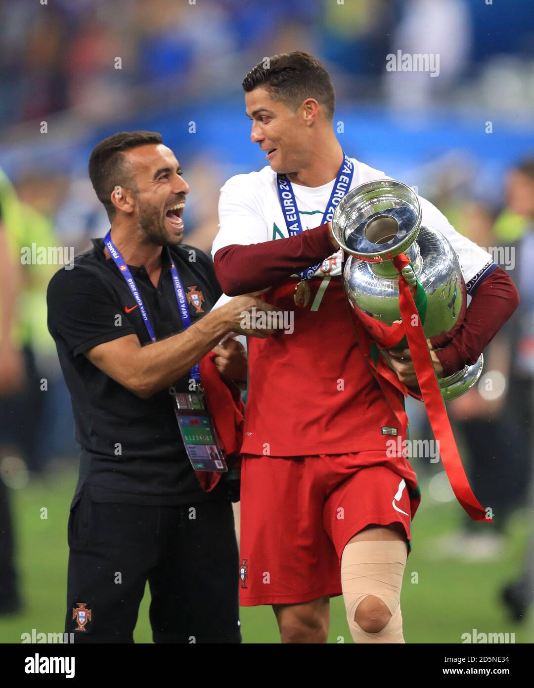 Il portoghese Cristiano Ronaldo festeggia con la Henri Delaunay Cup dopo la partita. Foto Stock