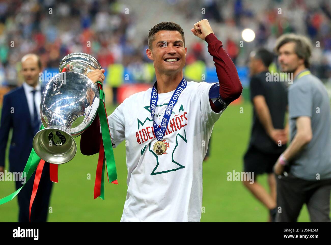 Il portoghese Cristiano Ronaldo festeggia con la Henri Delaunay Cup dopo la partita. Foto Stock