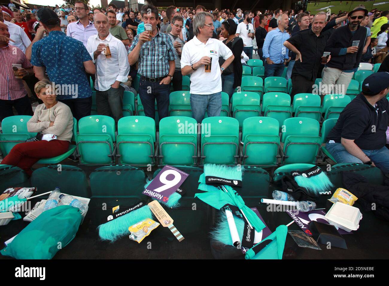I fan di Surrey guardano l'azione al Kia Oval Foto Stock