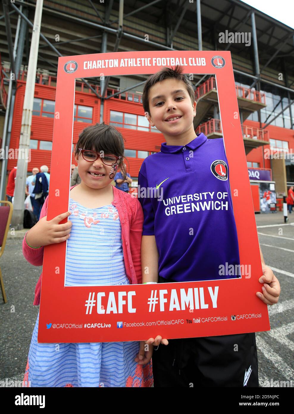 Il Chief Executive di Charlton Athletic Katrien Meire incontra i fan durante il Family Fun Day nel parcheggio della Valley prima della partita. Foto Stock