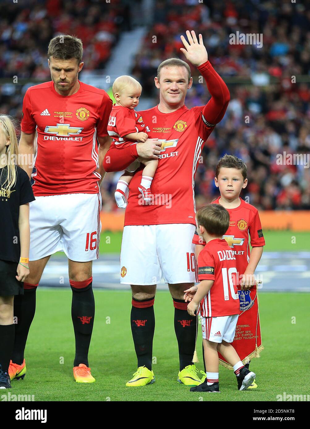 Wayne Rooney di Manchester United con i suoi figli Kit Joseph, Klay Anthony  e Kai Wayne prima del gioco Foto stock - Alamy