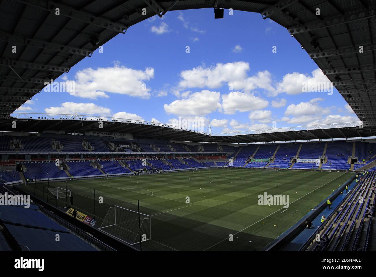 Una vista generale all'interno dello stadio Madejski prima della partita Foto Stock