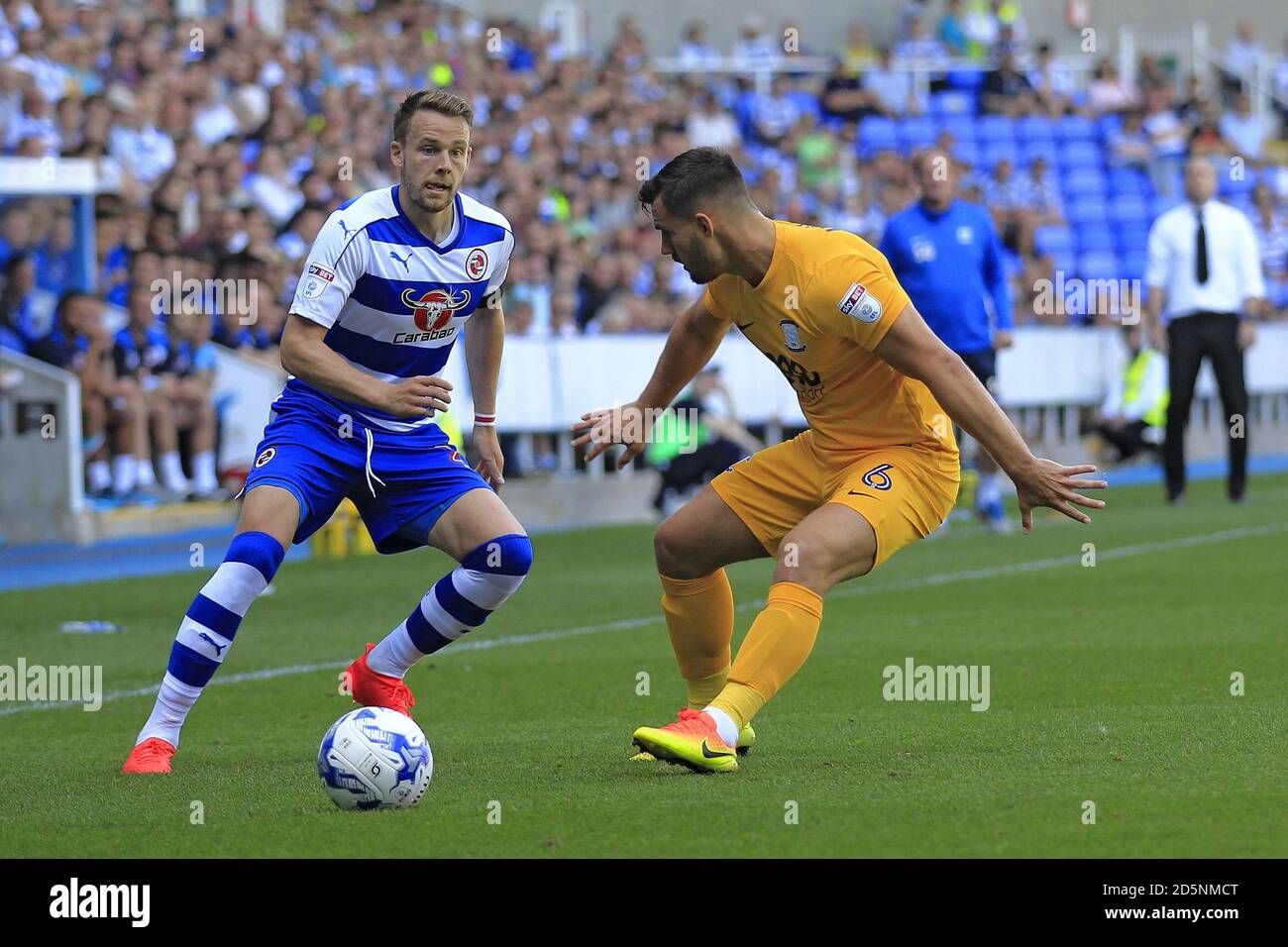 Reading's Chris Gunter (a sinistra) e Preston North End's Bailey Wright combatti per la palla Foto Stock