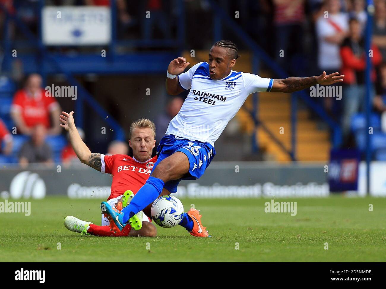 Neil Danns di Bury (a destra) è affrontato da Chris Solly di Charlton Athletic. Foto Stock
