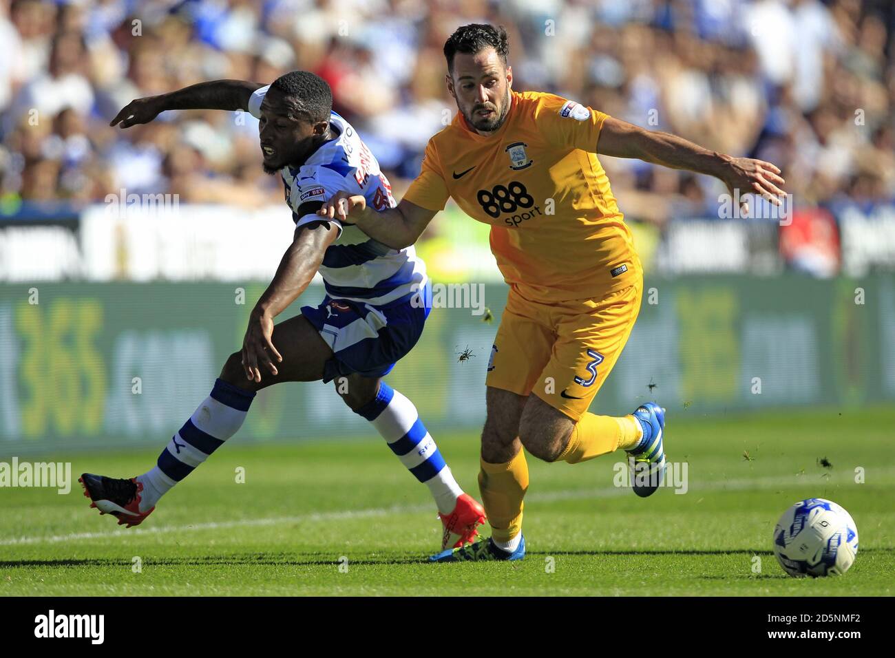 Greg Cunningham (a destra) e Callum Harriott di Reading combatti per la palla Foto Stock