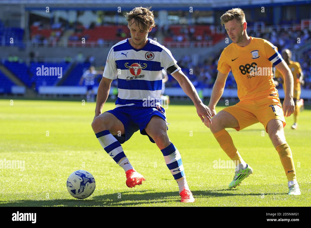 Reading's John Swift (a sinistra) e Preston North End Paul Gallagher combatti per la palla Foto Stock