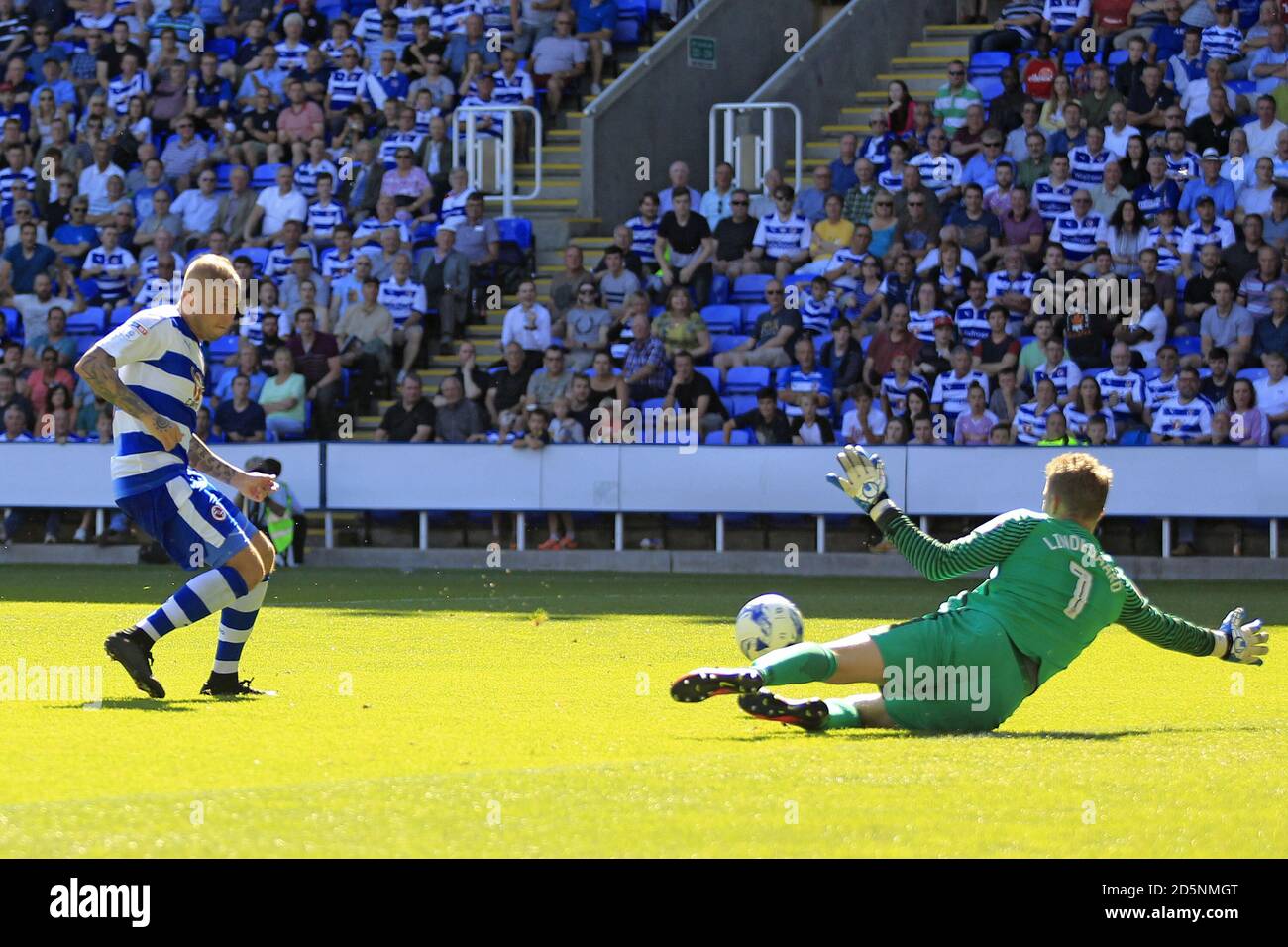 Preston North End's Anders Linnegaard (a destra) salva da Reading's Deniss Rakels Foto Stock