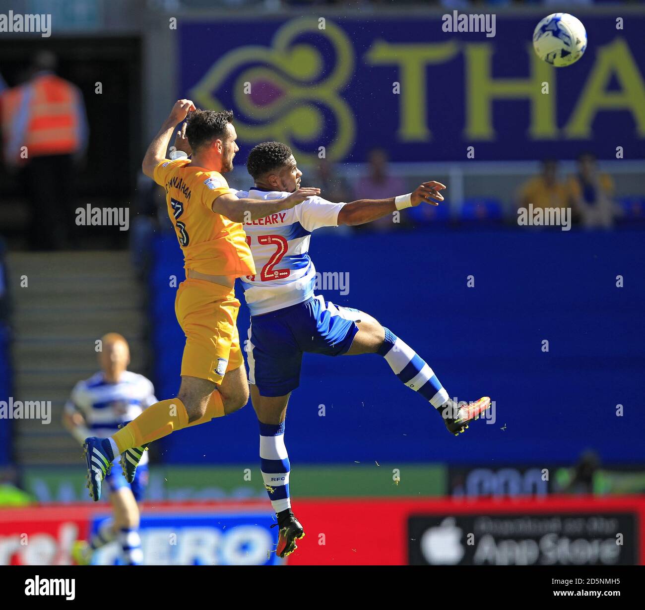 Reading's Garath McCleary (a destra) e Preston North End's Greg Cunningham combatti per la palla Foto Stock
