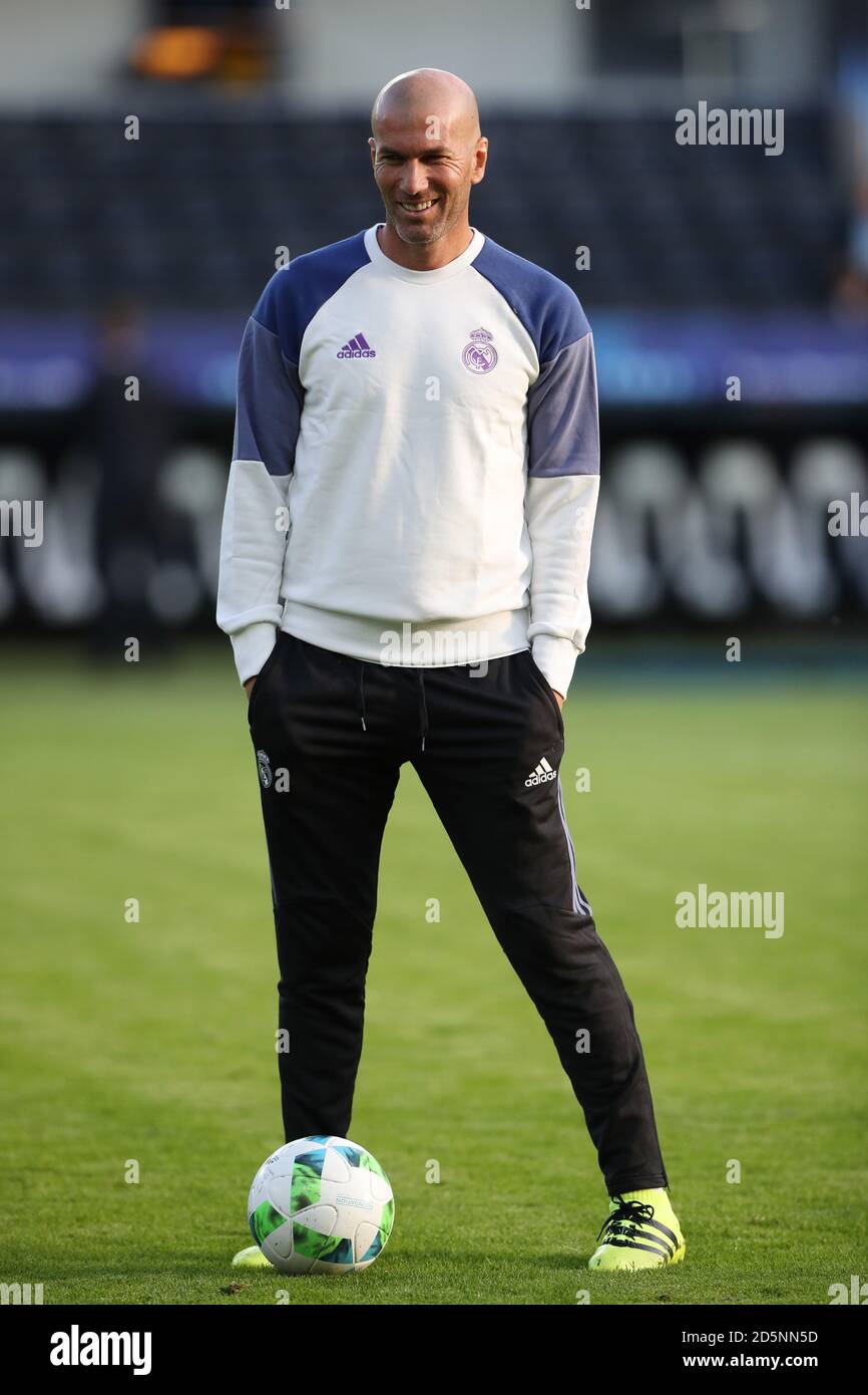 Real Madrid Head Coach Zinedine Zidane al Lerkendal Stadion in Trondheim durante la sessione di allenamento del Real Madrid prima di giocare a Siviglia Nella Super Cup europea UEFA Foto Stock