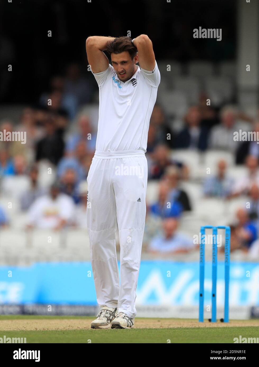 Steven Finn dell'Inghilterra sembra dejected durante il suo incantesimo di bowling Foto Stock