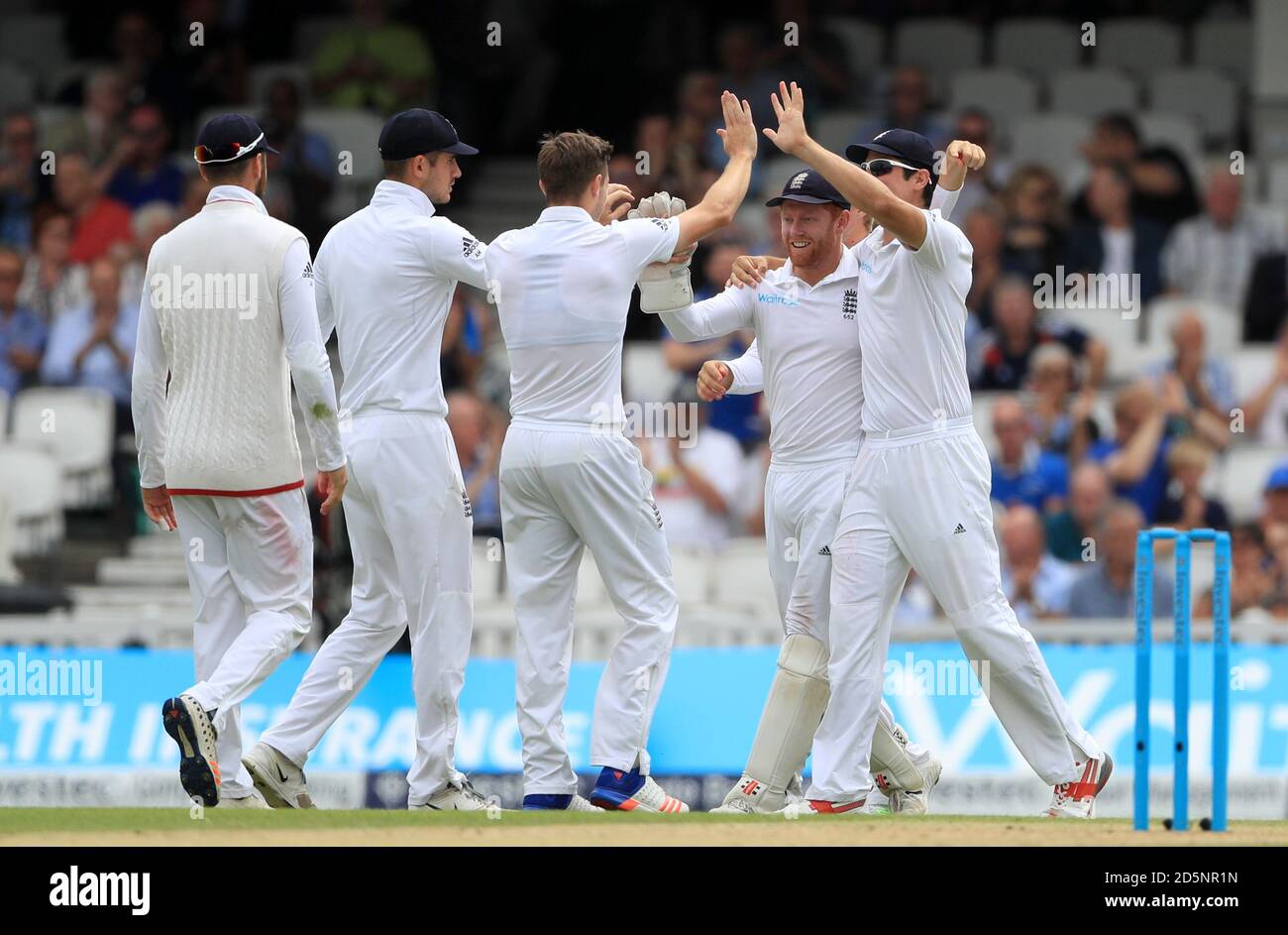 I giocatori inglesi si congratulano con Jonny Bairstow per aver preso il wicket di Pakistan Sarfraz Ahmed Foto Stock