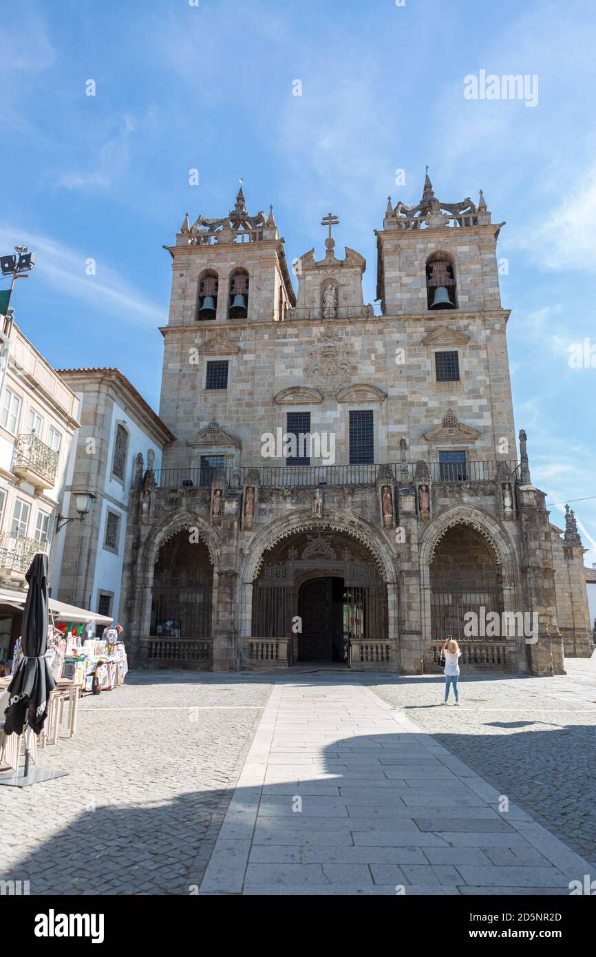 Braga / Portogallo 09 12 2020: façade principale della Cattedrale di Braga. Galleria d'ingresso con tre archi gotici, 15 ° secolo, torri e piani superiori, primi Foto Stock