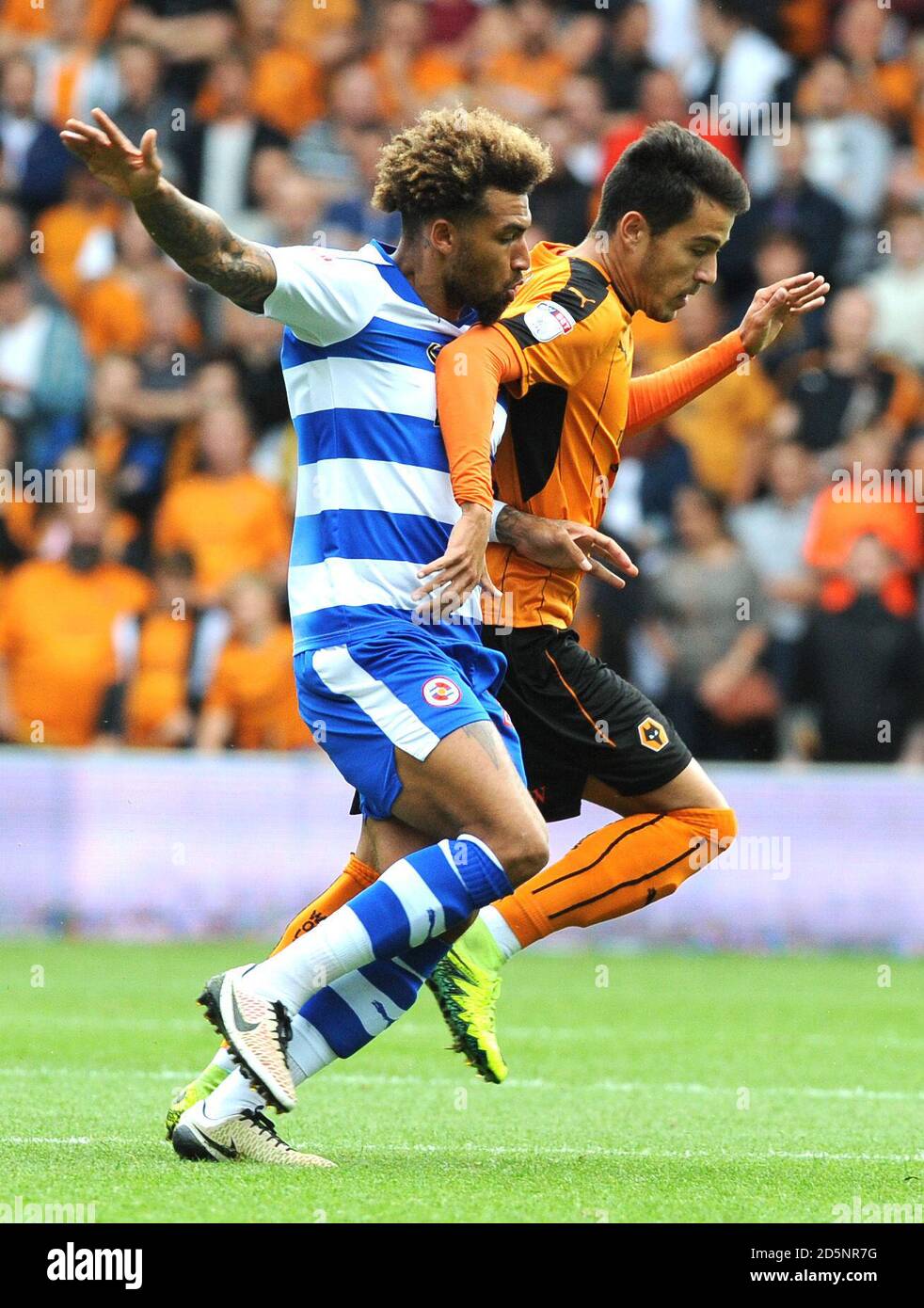 Joao Teixeira di Wolverhampton (a destra) e Daniel Williams di Reading combattono per la palla. Foto Stock