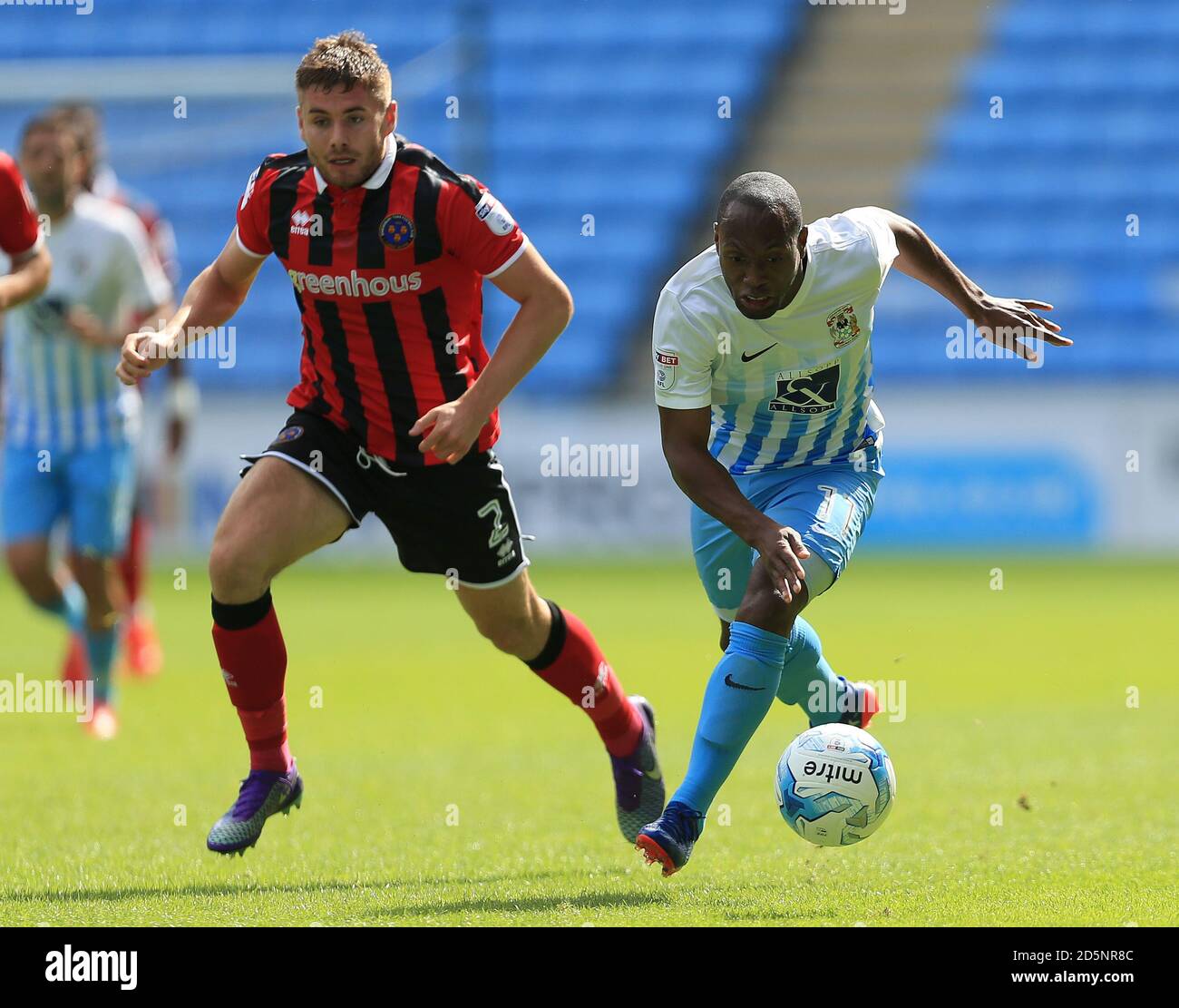 Kyel Reid di Coventry City combatte con Joe Riley di Shrewsbury Town Foto Stock