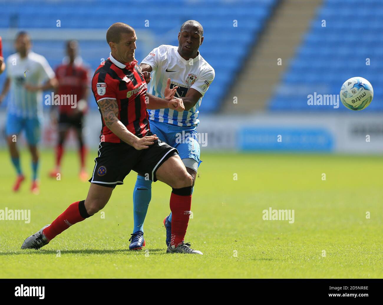 Kyel Reid di Coventry City combatte con Joe Riley di Shrewsbury Town Foto Stock