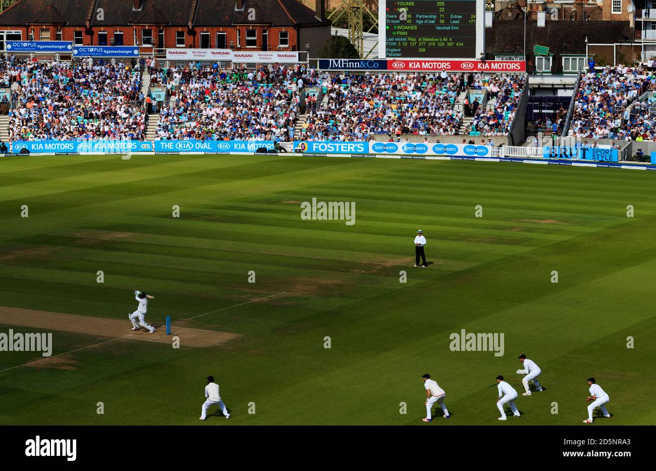 Il Pakistan Mohammad Amir colpisce la palla fuori dal bowling di Chris Woakes, inglese Foto Stock